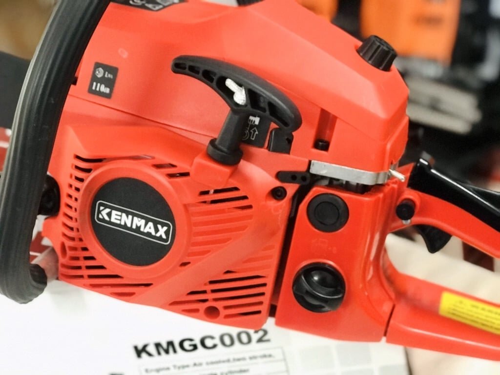 Máy cưa xích Kenmax KMGC002 sử dụng động cơ 2 thì, công suất hoạt động 2.100W (2,8HP)