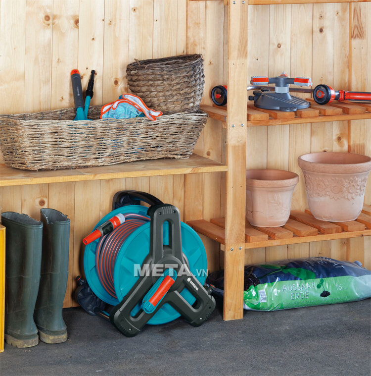 Ống quấn dây treo tường Gardena 08007-20 giúp tiết kiệm diện tích cất giữ.