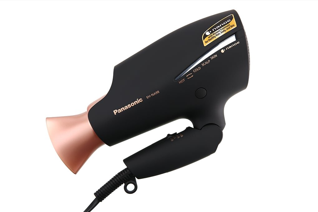 Tay cầm của máy sấy tóc Panasonic EH-NA98-K645 có thể gập gọn