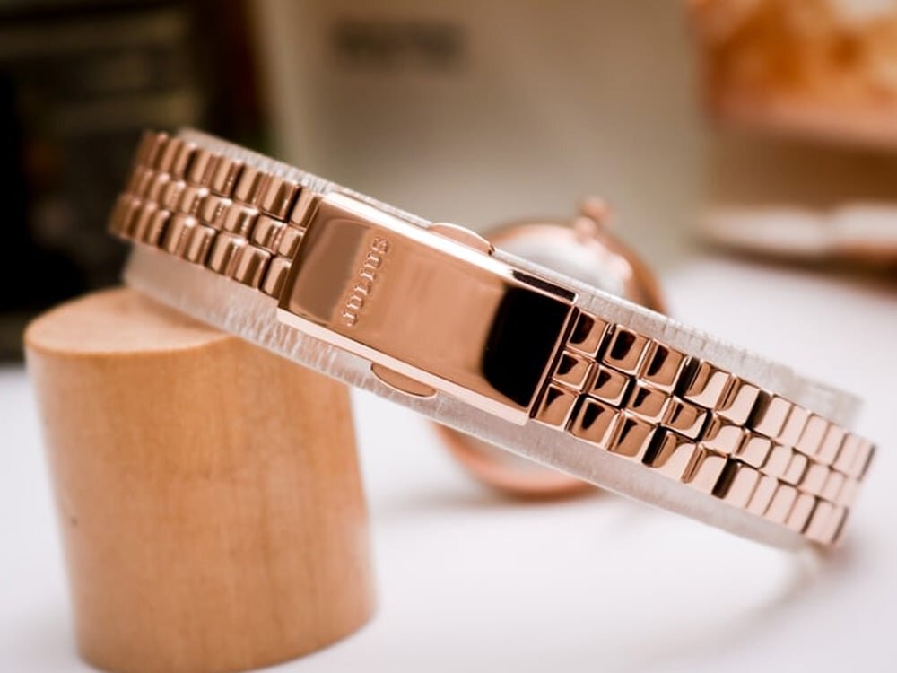 Dây kim loại sang trọng, tinh tế