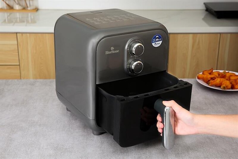 Nồi chiên không dầu BlueStone 7 lít AFB-5858 sở hữu công suất lên đến 1800W