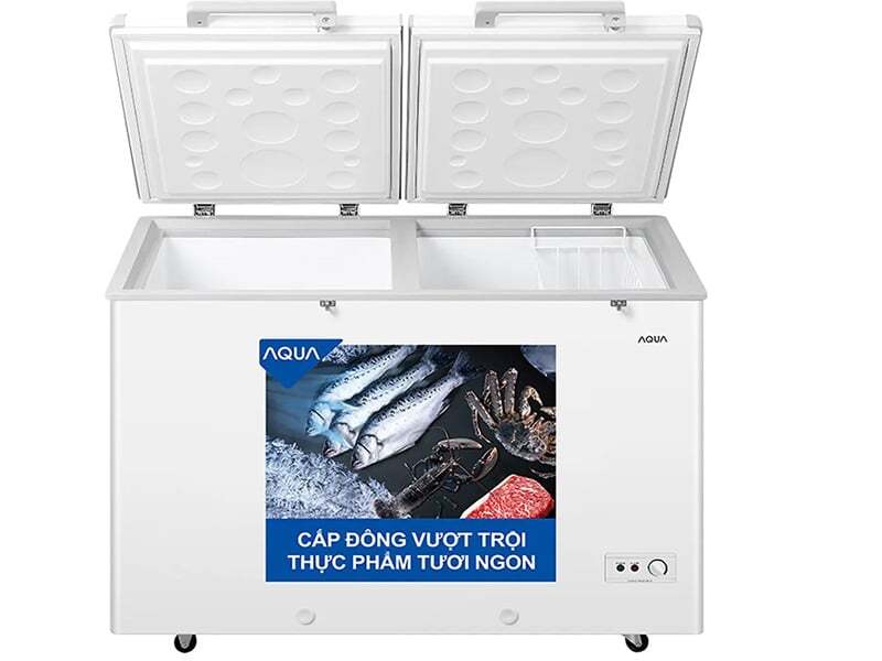 Tủ có thiết kế 2 ngăn gồm 1 ngăn đông và 1 ngăn mát Tủ có thiết kế 2 ngăn gồm 1 ngăn đông và 1 ngăn mát