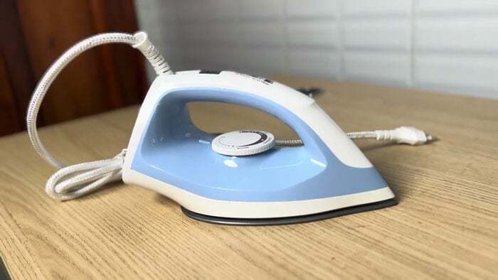 Bàn ủi khô Philips DST0520/20 có thiết kế hiện đại Bàn ủi khô Philips DST0520/20 có thiết kế hiện đại