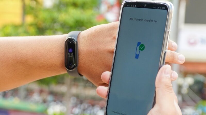 Vòng đeo tay thông minh Mi Band 6 kết nối với điện thoại