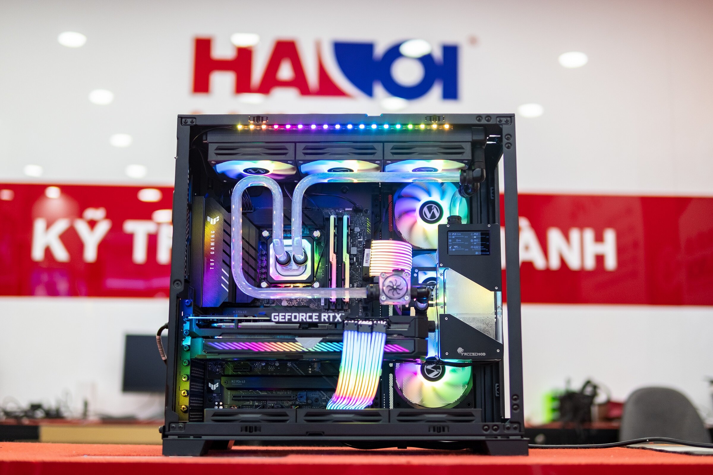 Tản nhiệt nước Custom Freezemod Rainbow RGB P3 V3 Kit White ( AMD AM4 - Intel LGA 115X / 1200 / 1700 / 20XX - không kèm quạt)  Freezemod Rainbow RGB là bộ sản phẩm tản nhiệt nước Custom ống cứng cao cấp nhất cùa Freezemod, không những mang lại sự êm ái, hiệu năng làm mát cao cấp, với sự nâng cấp đèn led Digital trên tất cả các linh kiện, Freezemod Rainbow RGB sẽ mang lại vẻ đẹp đánh bật mọi giải pháp làm mát khác trên thị trường!. Tất cả các sản phẩm đã được kiểm nghiệm đầy đủ về chất lượng và độ tương thích tối đa.  Block CPU INTEL-PK5E-AM4  Block CPU mới nhất năm 2019 được cấu tạo từ đồng với các rãnh nước nhỏ giúp tăng hiệu quả tản nhiệt. Đèn led Rainbow đem lại hiệu ứng ánh sáng tuyệt đẹp. Sản phẩm tương thích với các CPU có socket mới nhất bao gồm Intel LGA 115X , LGA 20XX và AMD AM4  Radiator Freezemod TSRP-BP360  Radiator làm bằng đồng nguyên chất với độ dày chỉ 27mm tương thích tốt với các vỏ case hỗ trợ radiator 360mm. 12 đường ống dẫn nước bên trong cho lưu lượng nước chảy cao. Bề mặt diện tích lớn khi lắp kèm 3 quạt 120 sẽ cho vẻ đẹp kèm hiệu năng tản nhiệt tốt kể cả với các CPU cao cấp.  Bơm Freezemod PUB-GCDCYT220  Sự kết hợp giữa hiệu năng của bơm DDC 18W nổi tiếng ( lưu lượng 800L/h và áp lực nước 6m ) cùng bình chứa nước cỡ lớn đường kính 60mm ( của phiên bản Elite RGB là 55mm ) tăng sự hầm hố cho hệ thống. Đèn led RGB được trang bị trên cả củ bơm tạo nên hiệu ứng ánh sáng đều đặn.  HÌNH ẢNH THỰC TẾ CỦA TẢN NHIỆT NƯỚC CUSTOM FREEZEMOD P3 V3 WHITE