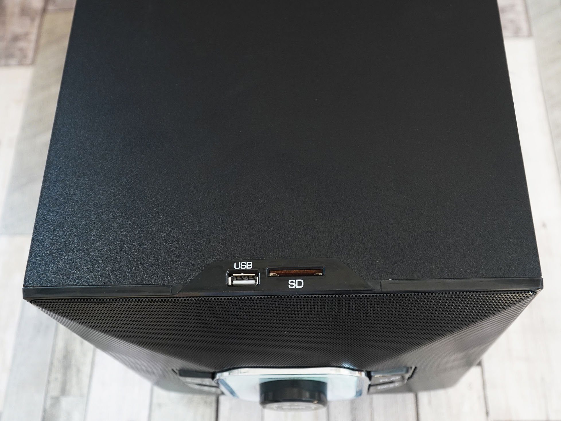 Cổng thẻ nhớ và cổng USB Loa Bluetooth Soundmax