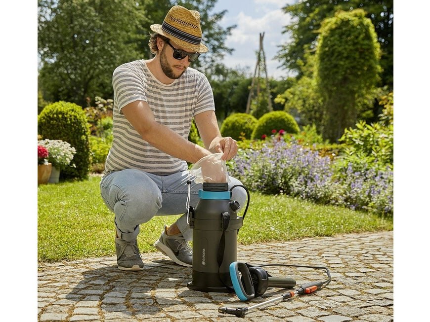 Bình tưới cây chạy pin  