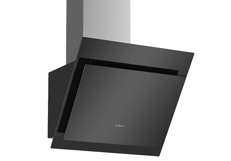 Máy hút mùi kính vát Bosch DWK67CM60B thiết kế vát nghiêng hiện đại (Ảnh: Bosch).