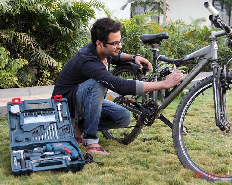 Máy khoan động lực Bosch GSB 550 RE (bộ Set)