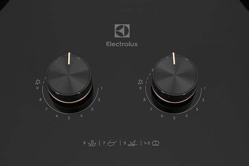Bếp gas đôi âm Electrolux EHG8251BC có tới 9 mức lửa được điều khiển bằng nút vặn