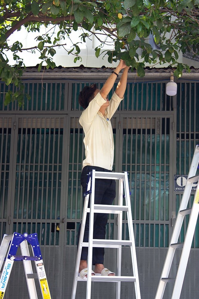 Thang nhôm xếp chữ A có bậc thang bản to Thang nhôm xếp chữ A