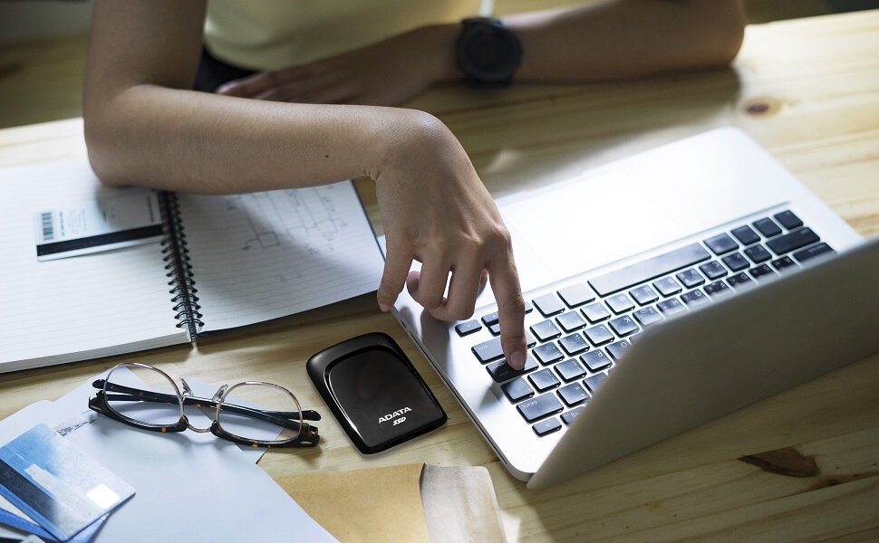 Ổ cứng di động SSD Adata ASC680 màu đen 