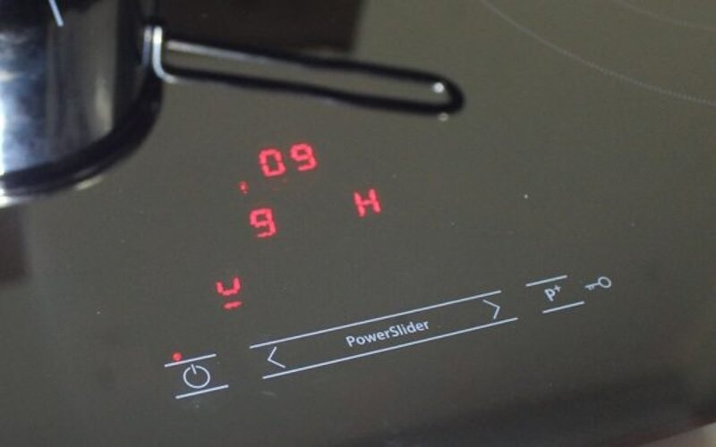 Sử dụng dễ dàng với bếp từ hồng ngoại âm 3 vùng nấu Giovani GC-73031 HSC (Ảnh: HSN)