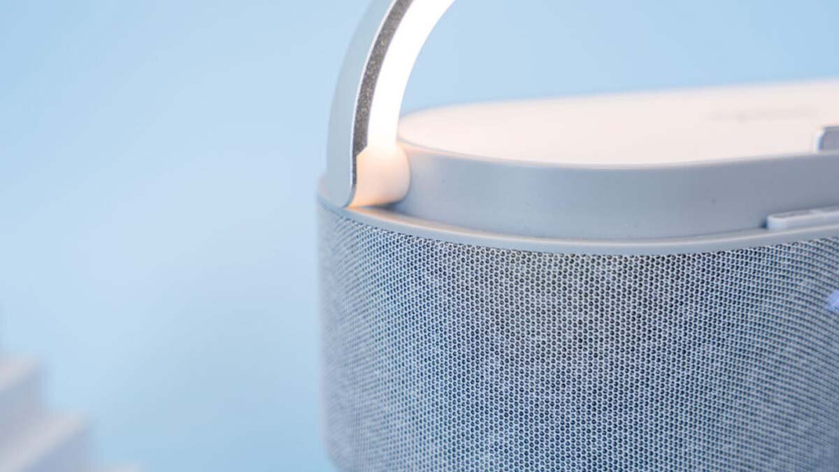 Thân loa được bao bọc bởi lớp vải bắt mắt, trẻ trung