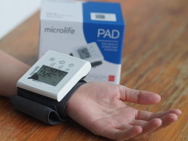 Máy đo huyết áp cổ tay Microlife  