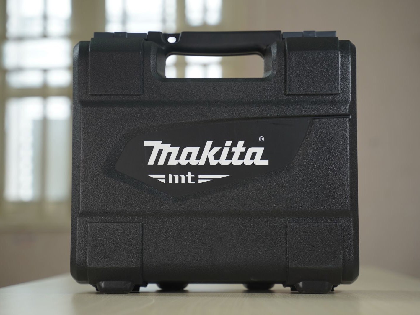 Máy khoan Makita M8103KX2B được đựng trong chiếc hộp có tay xách