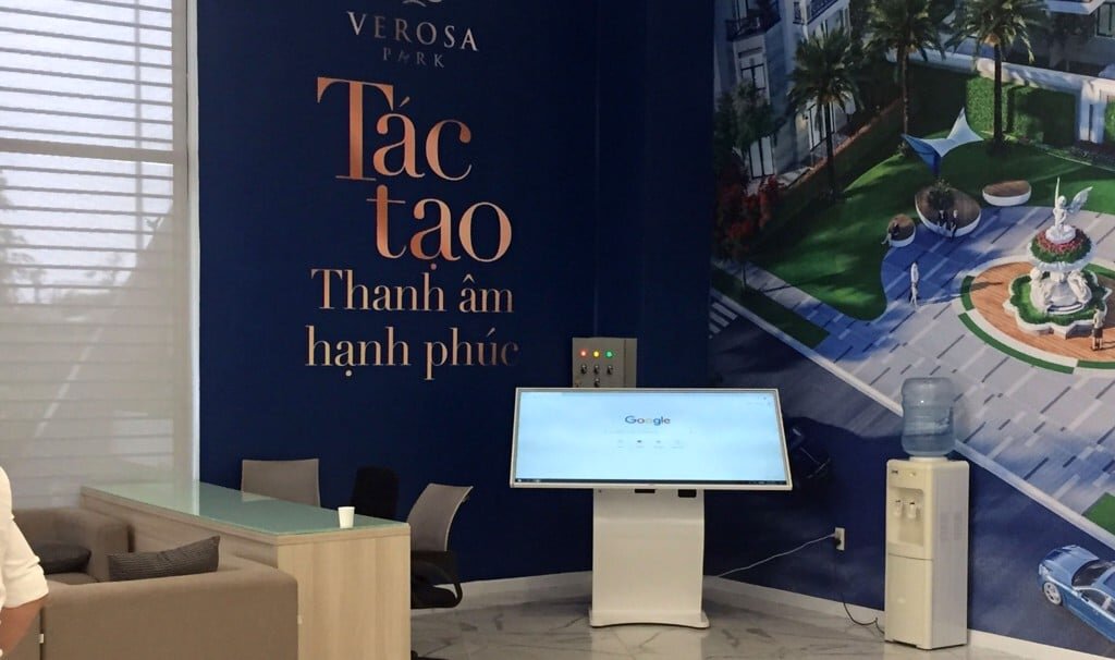 Máy KIOSK tra cứu thông tin COMQ Q-Kiosk 6585TMT - 65'' ( Chân quỳ )