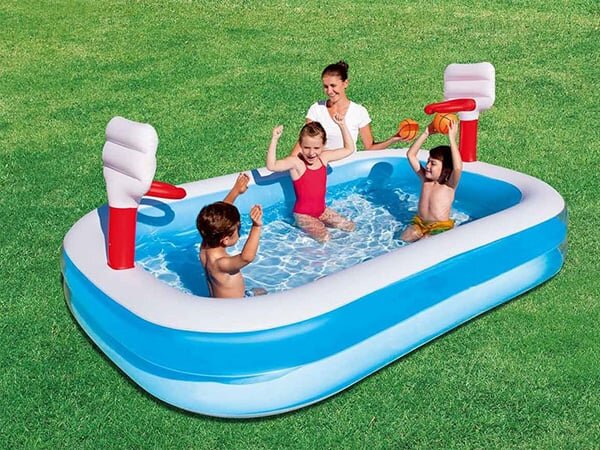Bể bơi mang đến những giờ phút vui vẻ của bé bên gia đình, bạn bè Bể bơi mang đến những giờ phút vui vẻ của bé bên gia đình, bạn bè