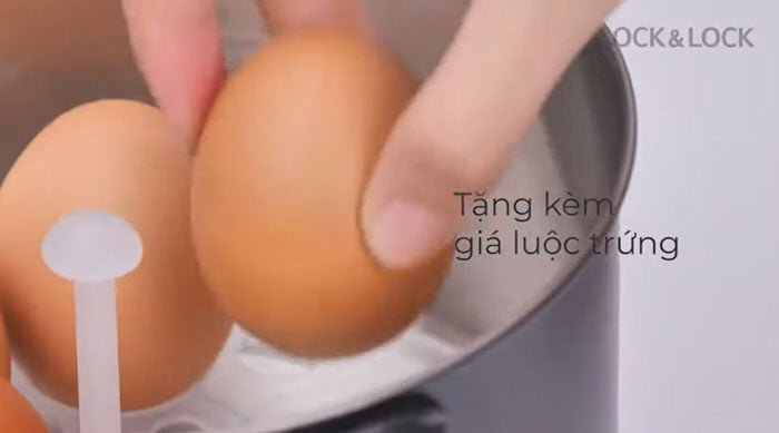 nồi điện đa năng Lock&Lock EJP316BLK đi kèm giá luộc trứng tiện lợi