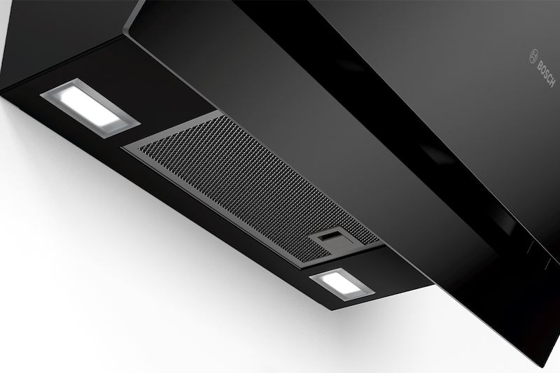 Máy hút mùi kính vát Bosch DWK67CM60B lắp đặt hệ thống đèn LED hỗ trợ chiếu sáng (Ảnh: Bosch). 