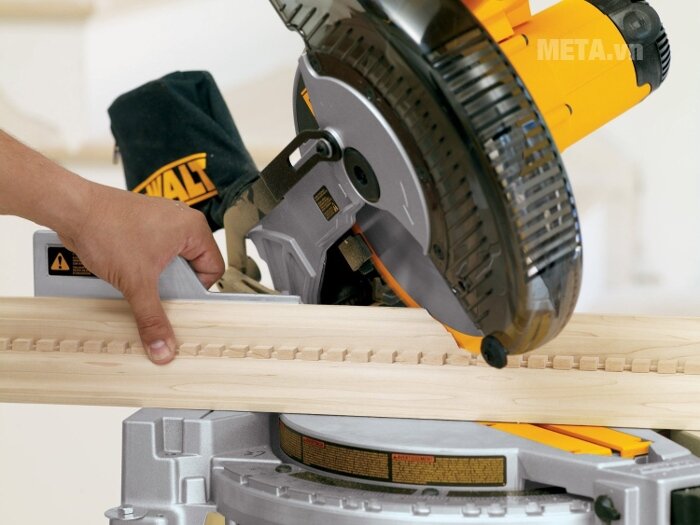 Máy cưa cắt góc đa năng 250mm DeWalt DW713