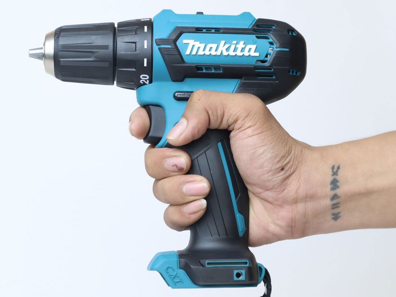 Máy khoan dùng pin Makita có đầu cặp 0.8 - 10 mm Máy khoan dùng pin Makita