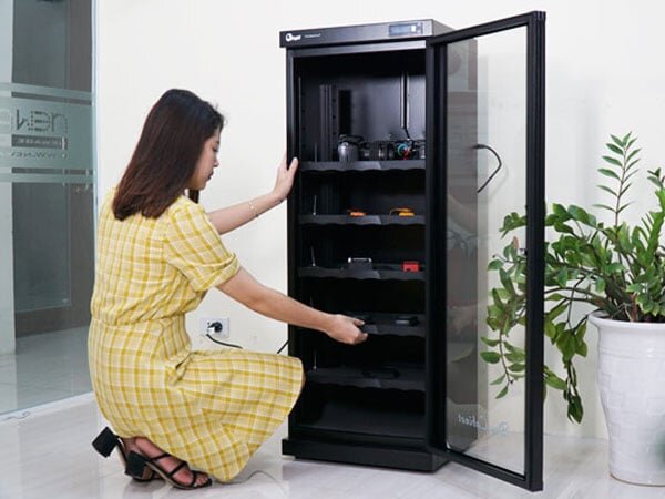 Bên trong tủ chống ẩm FujiE DHC160 có nhiều khay đựng 