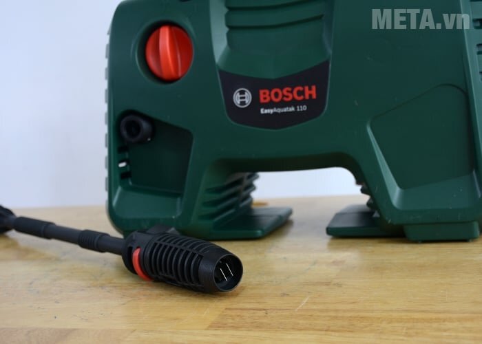 Đầu phun linh hoạt của máy rửa xe Bosch Easy Aquatak 110 giúp bạn chủ động vệ sinh, phun xịt xe cộ, sân vườn