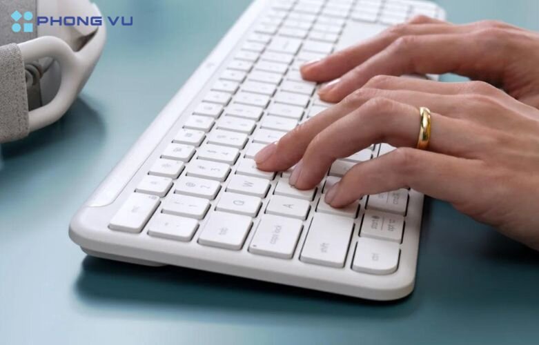 Bàn phím không dây Logitech K950 Signature Slim sở hữu thiết kế nhẹ, mỏng với các đường nét tinh tế, giúp bàn phím trở nên gọn gàng và sang trọng