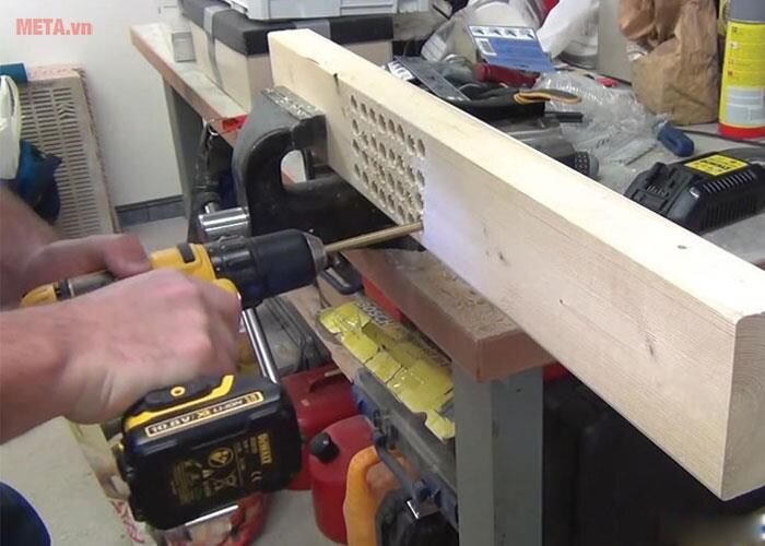 Máy khoan vặn vít pin Dewalt DCD700C2A