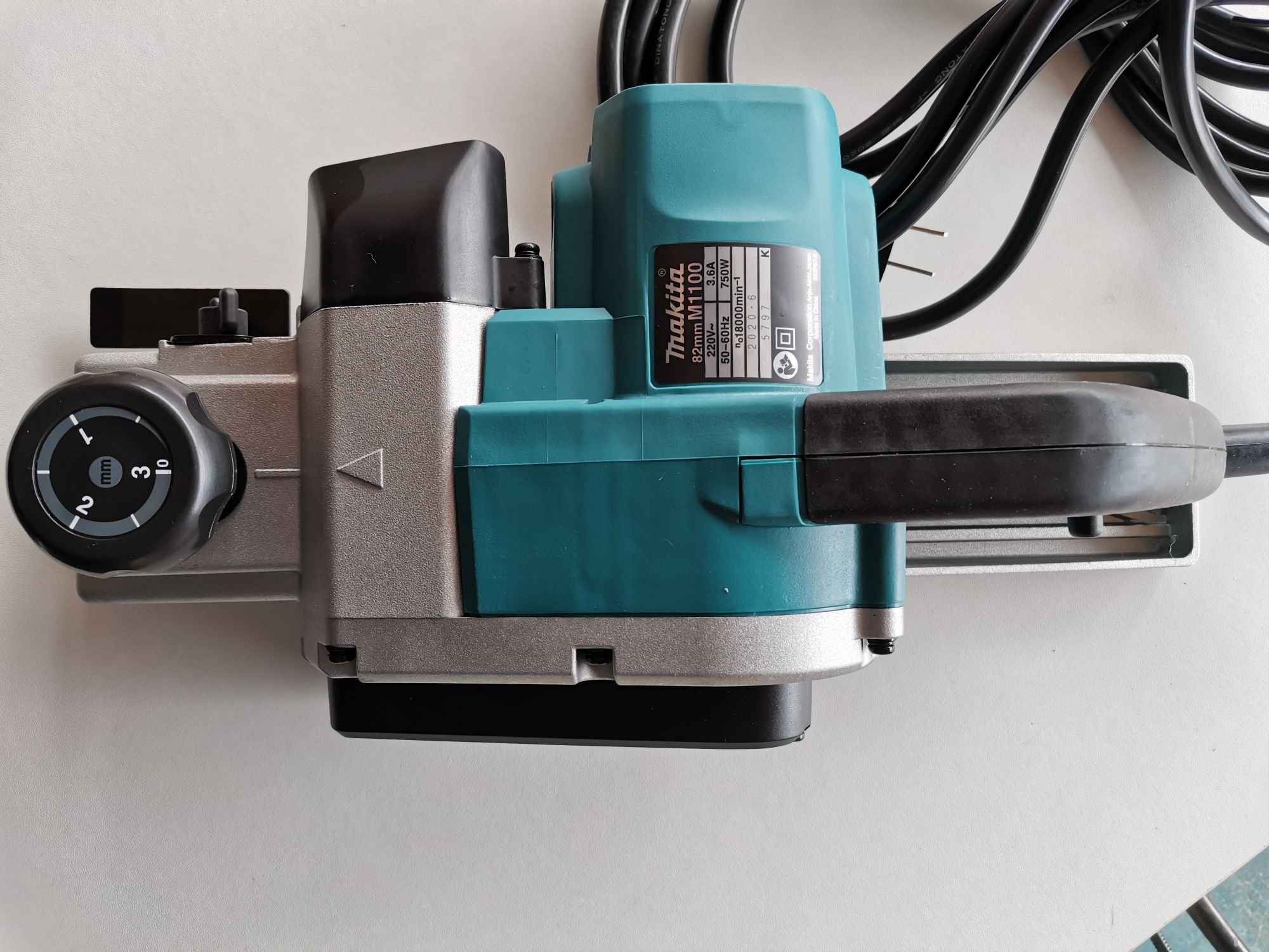 Thân máy chắc chắn Makita M1100B
