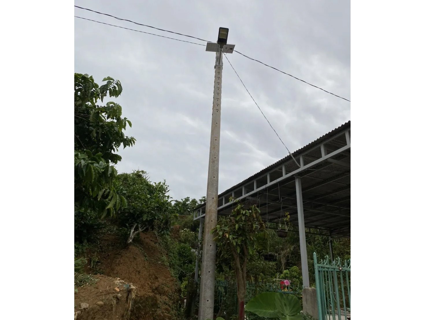 Đèn năng lượng mặt trời chiếu sáng với thời gian từ 10 - 12 giờ MK-68200 200W