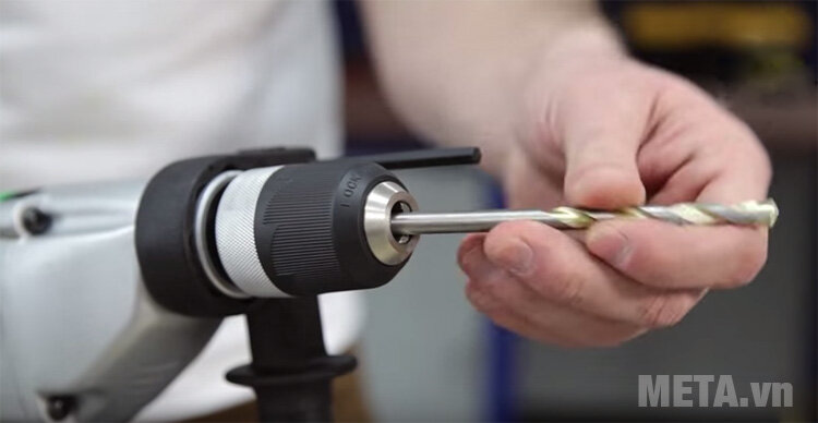 Máy khoan 690W Hitachi DV18V