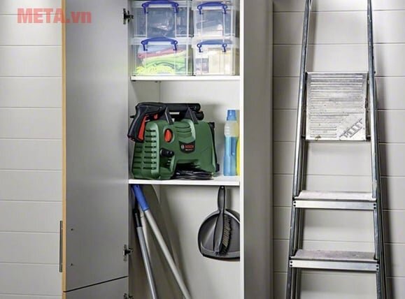 máy rửa xe Bosch AQT 110 có thể cất gọn dễ dàng vào một góc