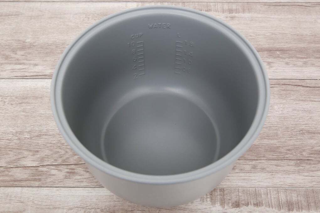 Lòng nồi dày dặn Nồi cơm điện Midea