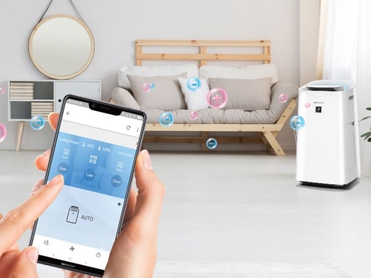 máy lọc không khí tạo ẩm Sharp KI-L60V-W có thể điều khiển máy qua kết nối Wifi với smartphone