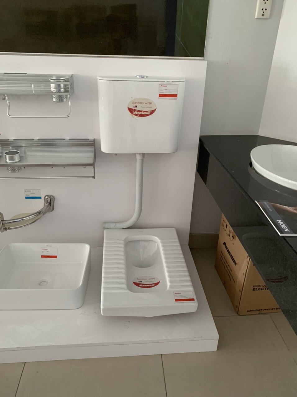 Két nước bồn cầu treo tường AT4406