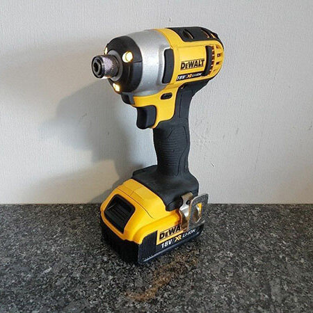 Máy vặn vít động lực pin Dewalt DCF885M2