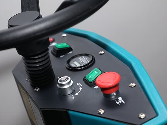 Máy chà sàn KMS 90B có bảng điều khiển đơn giản, dễ vận hành