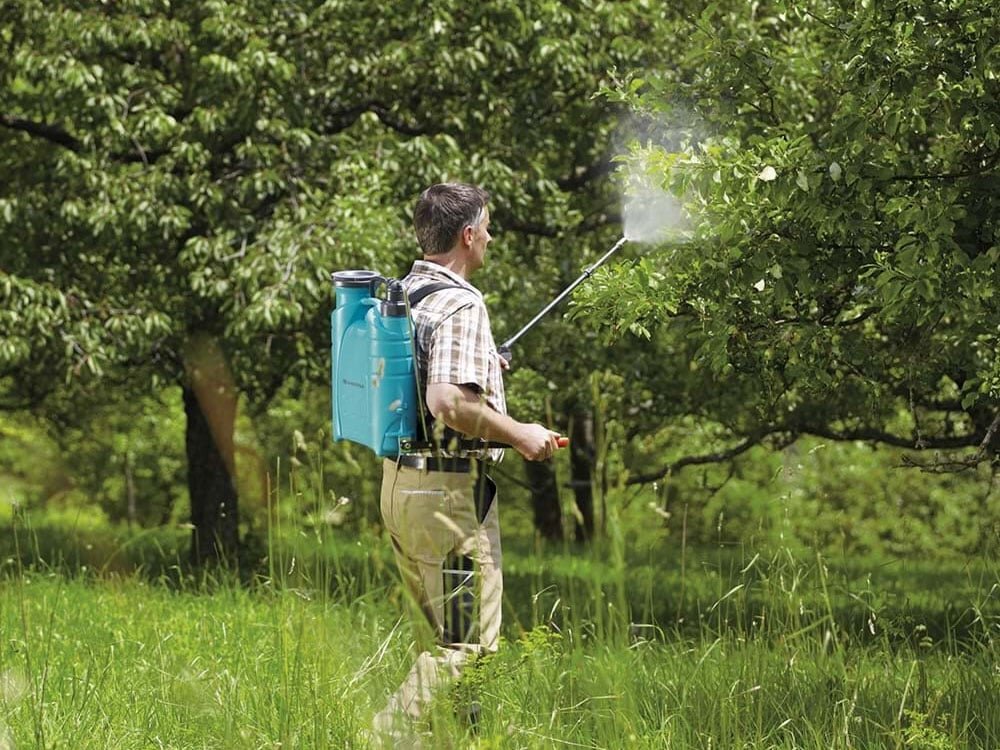 Bình phun thuốc sâu đeo vai 12 lít Gardena 00884-20