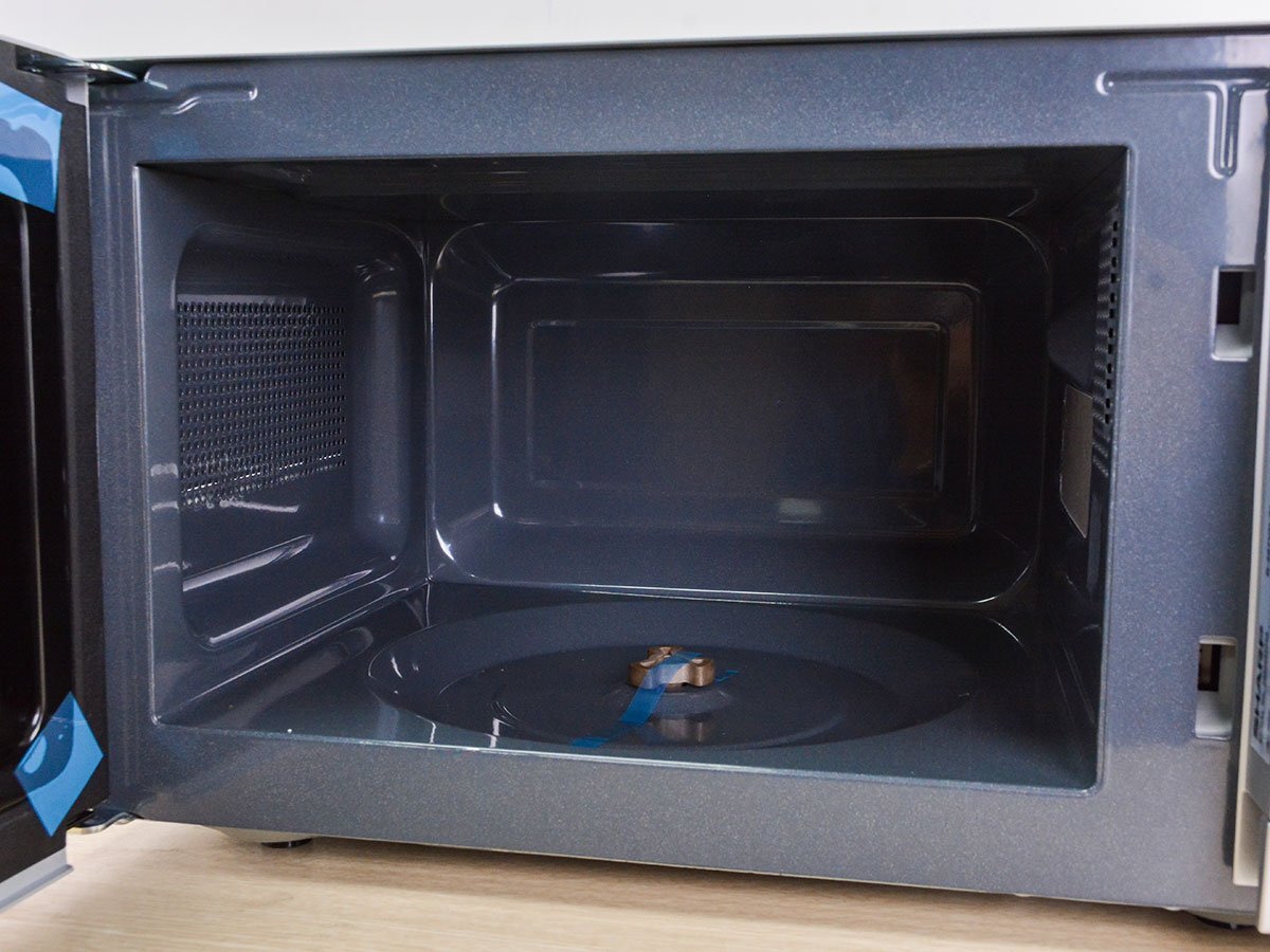 Sharp R 207VN SL có thiết kế khoang lò rộng rãi 