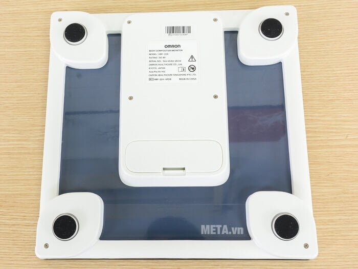 Cân đo lượng mỡ cơ thể Omron HBF-224 có chân đế cao su chống trơn trượt Cân đo lượng mỡ cơ thể Omron HBF-224