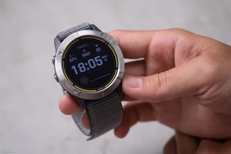 Đồng hồ thông minh Garmin Enduro theo dõi sức khỏe