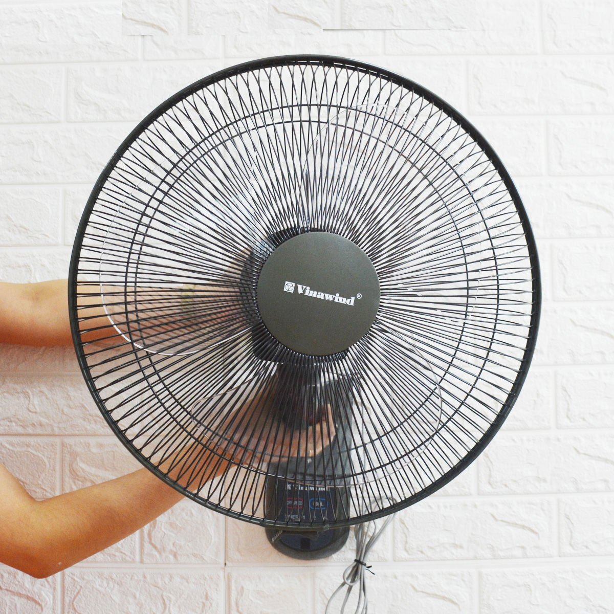 Có thể điều chỉnh quạt  Vinawind 400XPN theo phương thẳng đứng bằng tay với góc 15 độ