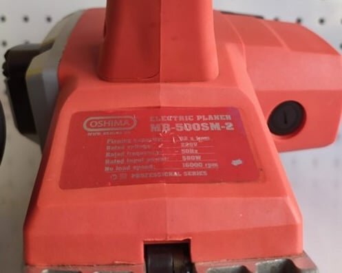 Thông số kỹ thuật in rõ trên thân máy Máy bào Oshima