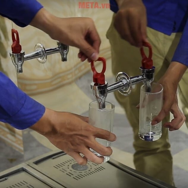 Vòi lấy nước hiện đại, chỉ cần gạt vòi lên/xuống để lấy nước ra Máy đun sôi nước nóng công nghiệp