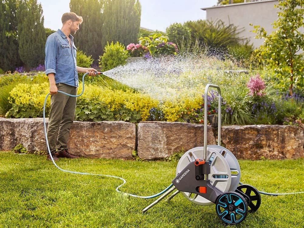 Xe cuộn ống kim loại Gardena  