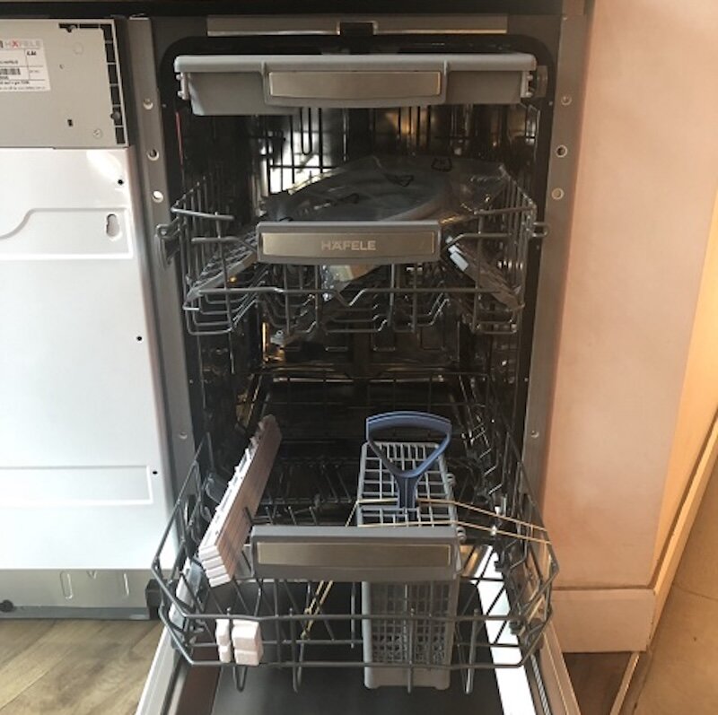 Máy rửa bát âm tủ 10 bộ Hafele HDW-HI45A được thiết kế với 3 khay chứa