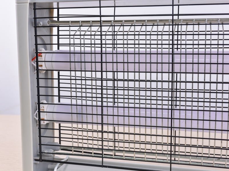 Phần lưới điện của đèn Điện Quang ĐQ EML04L làm bằng kim loại