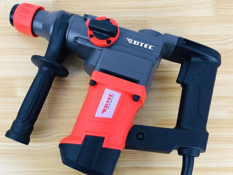 Btec BT5425 thiết kế tay cầm chắc chắn Btec BT5425 1010W